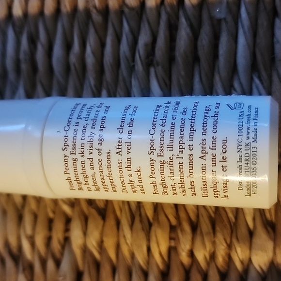 FRESH Peony spot correcting  Brightening Essence 1 fl oz - Picture 3 of 3